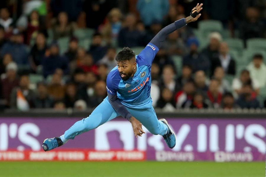 পরের বিতর্কের কেন্দ্রে হার্দিক পাণ্ড্য। তাঁর শেষ বলটি কি ওয়াইড ছিল? আম্পায়ারের সিদ্ধান্ত অনুযায়ী বলটি ওয়াইড ছিল না। কিন্তু বাংলাদেশের ব্যাটার নুরুল হাসান তা মানতে চাননি। তিনি দাবি করেন বলটি ওয়াইড ছিল।