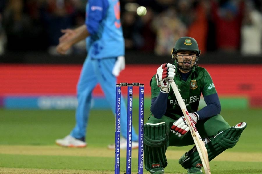 বাংলাদেশের ইনিংসের ১৫তম ওভার চলছিল। বৃষ্টির জন্য সেই ইনিংস ছিল ১৬ ওভারের। অর্থাৎ শেষ ওভারের আগের ওভারে খেলা চলছিল। শেষ বলটি করার আগে নুরুল অফ স্টাম্পের বাইরে ছিলেন। হার্দিকের বলটি ওয়াইড লাইনের গা ঘেঁষে বেরিয়ে যায়। রিপ্লেতে দেখা যায় বলটি লাইনের মধ্যে ছিল।