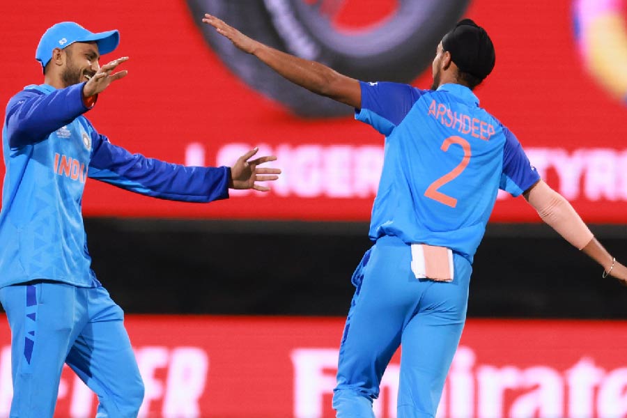 শেষ ওভারে ২০ রান প্রয়োজন ছিল বাংলাদেশের। কিন্তু নুরুল এবং তাসকিন আহমেদ ১৪ রান তুলতে পারেন। ৫ রানে হেরে যায় বাংলাদেশ। তাদের সমর্থকদের আফসোস থেকে যাবে ওই ওয়াইডটি নিয়ে। অনেকেই মনে করছেন ওটা ওয়াইড হলে পাল্টে যেতে পারত ম্যাচের ফল।