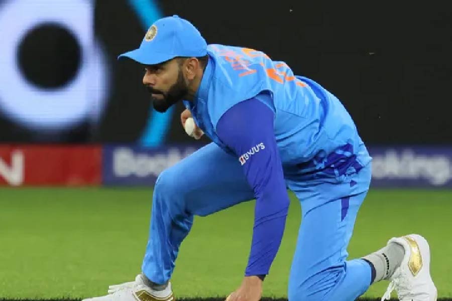 বাংলাদেশের ইনিংসের সপ্তম ওভারে অফে বল ঠেলে দিয়ে রান নিতে যান লিটন। কোহলি দাঁড়িয়েছিলেন পয়েন্টে। আরশদীপ বল ছুড়ে ফেরত পাঠানোর সময়েই কোহলি বল কুড়িয়ে ছুড়ে দেওয়ার ভঙ্গি করেন। 