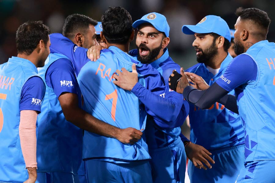 আইসিসির ৪১.৫ ধারা অনুযায়ী, ব্যাটারকে কোনও ভাবে বাধা দিলে বা বিক্ষিপ্ত করার চেষ্টা করলে আম্পায়াররা ঘটনার গুরুত্ব বুঝে বিপক্ষ দলকে পাঁচ রান শাস্তি হিসাবে দিতে পারেন। এ ক্ষেত্রে মাঠের দুই আম্পায়ার মনে করেননি, কোহলি কোনও অপরাধ করেছেন।