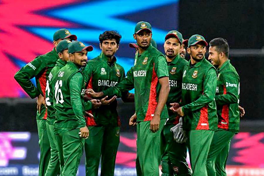 বাংলাদেশ শিবিরে এ নিয়ে ব্যাপক উত্তেজনা তৈরি হয়। ম্যাচের পর মিক্সড জ়োনে কোহলির বিরুদ্ধে অভিযোগ ওঠে, “আমরা সবাই জানতাম মাঠ ভিজে ছিল। তার মধ্যে ভুয়ো থ্রো করার চেষ্টা করা হয়েছে। আমাদের পাঁচ রান পাওয়া উচিত ছিল। তা হলে আমাদের দিকে ম্যাচ ঘুরে যেত। দুর্ভাগ্যবশত, সেটা হয়নি।”