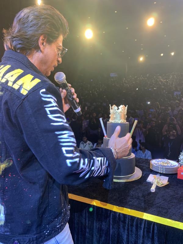 অনুরাগীদের সঙ্গে কেক কাটছেন শাহরুখ।