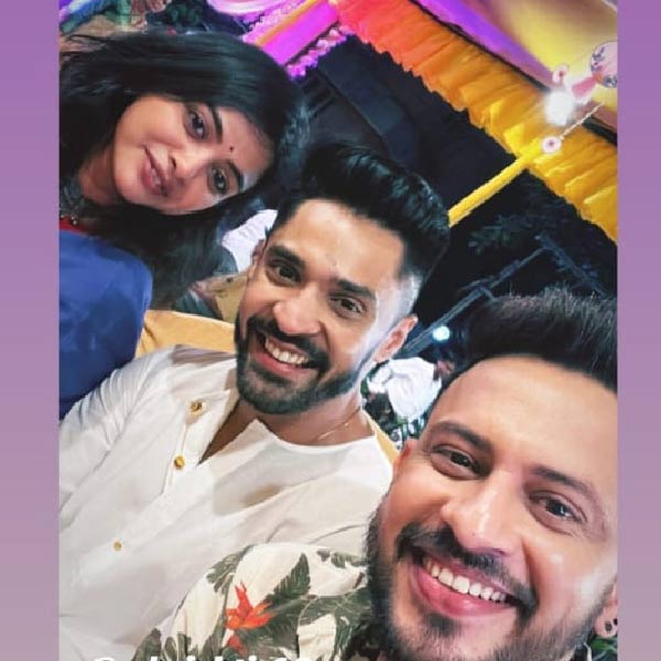 গৌরবের সঙ্গে ফ্রেমবন্দি হলেন শোলাঙ্কি ও অনিন্দ্য।