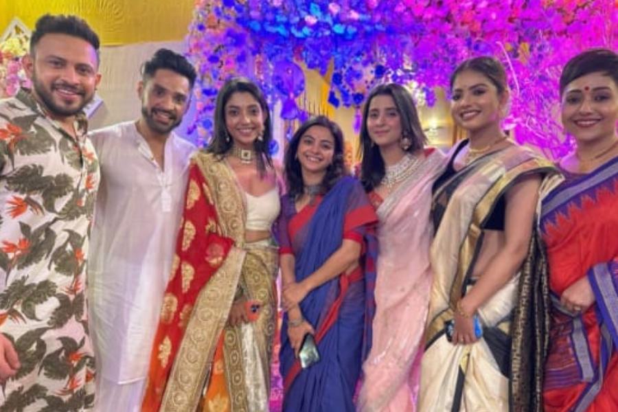 দেবলীনা কুমারের বাপের বাড়ির পুজোয় দেখা মিলল ছোট পর্দার এক ঝাঁক তারকাদের।