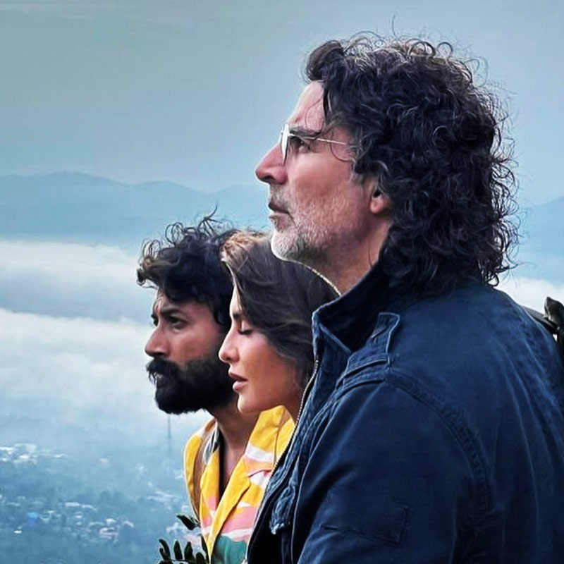 ছবি মুক্তির আগে থেকেই এই ছবিকে ঘিরে তৈরি হয়েছিল বিতর্ক। রাম সেতুর পৌরাণিক কাহিনি নিয়ে প্রশ্ন তুলেছিলেন অনেকেই। গল্পের প্রেক্ষাপট ২০০৭। ভারত-শ্রীলঙ্কার মধ্যবর্তী জলভাগে অবস্থিত ‘রাম সেতু’। এক জাহাজ ব্যবসায়ী চাইছেন রাম সেতুকে ভেঙে ফেলতে, যাতে জাহাজ চলাচল আরও দ্রুত হয়।