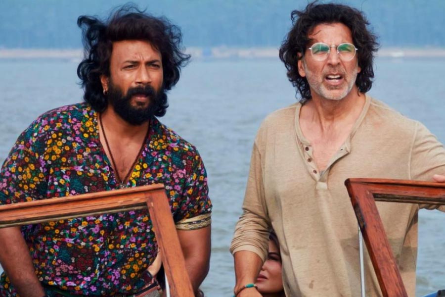 ১৪০-১৫০ কোটি টাকা বাজেটের এই ছবিতে অভিনয় করে সবচেয়ে বেশি উপার্জন করেছেন অক্ষয়।