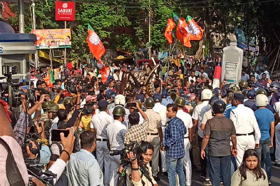 যোগাযোগ ভবনের সামনে বিজেপির মিছিল আটকে দেয় পুলিশ।