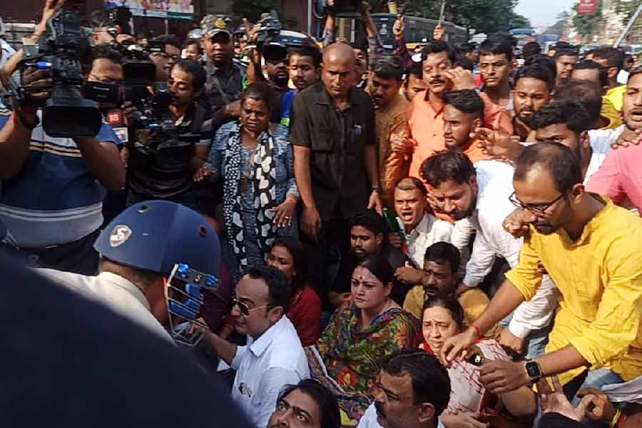 রাস্তায় বসে পড়ে বিক্ষোভ অগ্নিমিত্রা পাল-সহ বিজেপি নেতাদের।