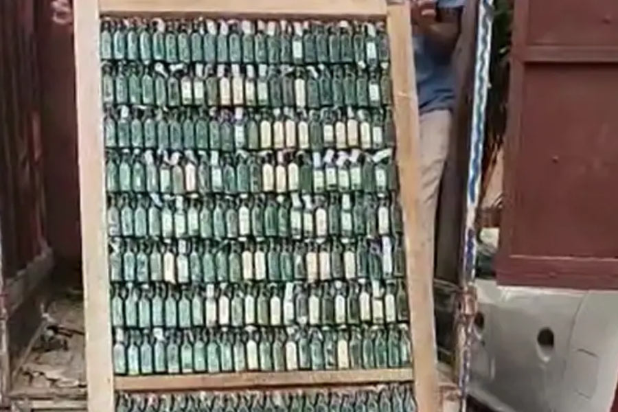 কাঠের দরজার মধ্যে এ ভাবেই লাগানো ছিল বোতলগুলি।