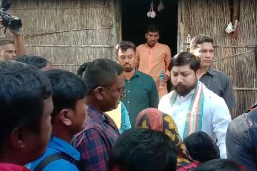 সিতাইয়ে দলীয় কর্মীদের বাড়িতে নিশীথ প্রামাণিক।