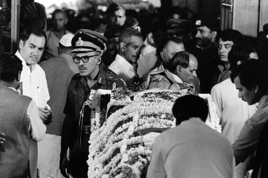 ১৯৮৪ সালের ৩১ অক্টোবর সকাল ৯টা ১৮ মিনিটে দফতরে যাওয়ার সময় বাসভবন সংলগ্ন বাগানে নিরাপত্তারক্ষী বিয়ন্ত সিংহ ও সতবন্ত সিংহের অতর্কিতে হামলায় গুলিবিদ্ধ হয়ে মৃত্যু হয় প্রাক্তন প্রধানমন্ত্রীর।