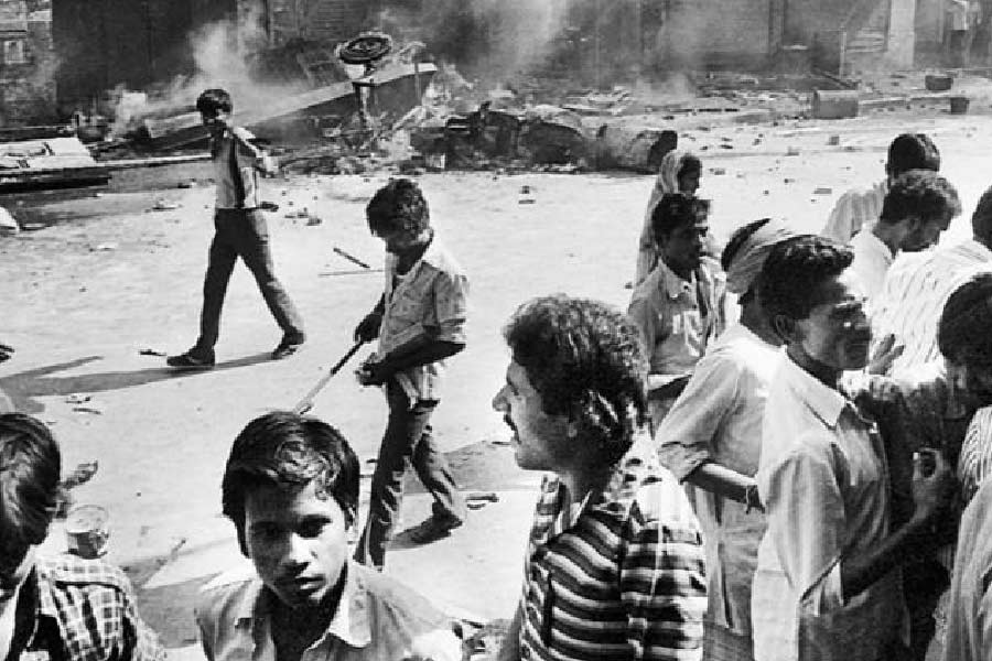 শিখ দেহরক্ষীর গুলিতে ইন্দিরা গান্ধীর হত্যার পর দেশ জুড়ে যে ভয়াবহ শিখবিরোধী হিংসা শুরু হয়েছিল, তার তীব্রতা কমে ৩ নভেম্বর থেকে। ওই দিন থেকেই হিংসা নিয়ন্ত্রণে পুরোদমে পুলিশি হস্তক্ষেপ শুরু হয়।