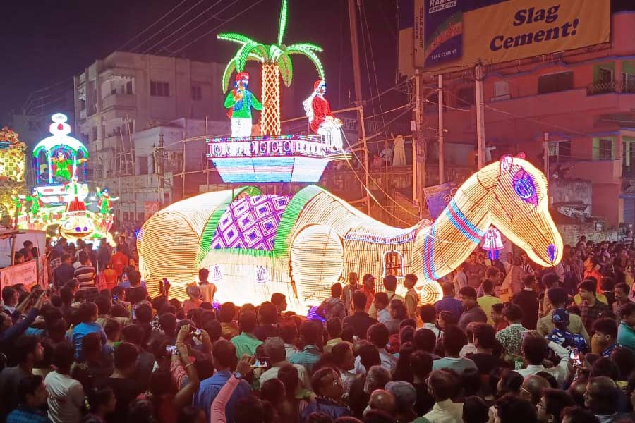 জগদ্ধাত্রী পুজোর শোভাযাত্রায় ভিন্ন আকর্ষণ চন্দননগরের আলো। — নিজস্ব চিত্র।