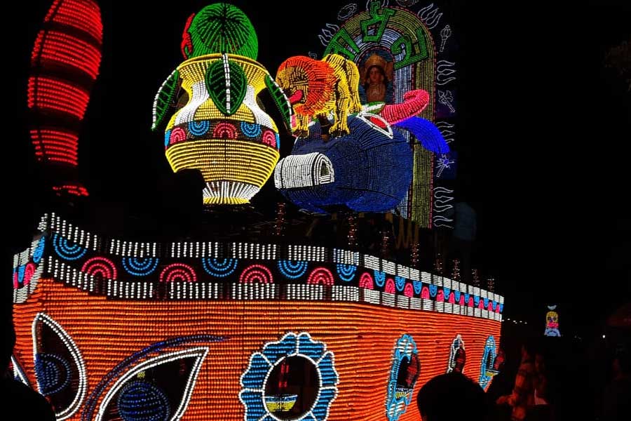 প্রতিমা নিয়ে শোভাযাত্রায় রকমারি আলো। — নিজস্ব চিত্র।