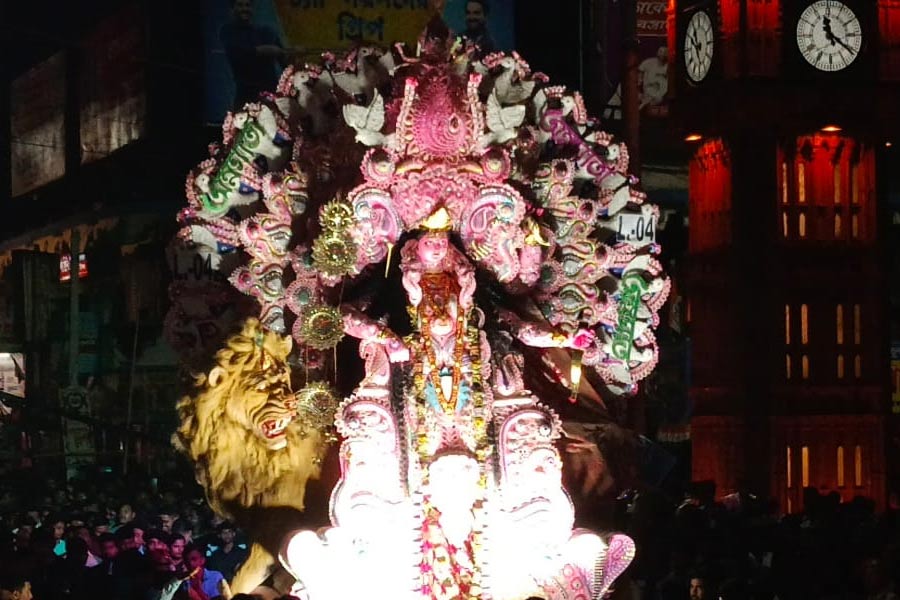 একে একে প্রতিমা নিয়ে যাওয়া হচ্ছে জলঙ্গী নদীর ঘাটে। — নিজস্ব চিত্র।