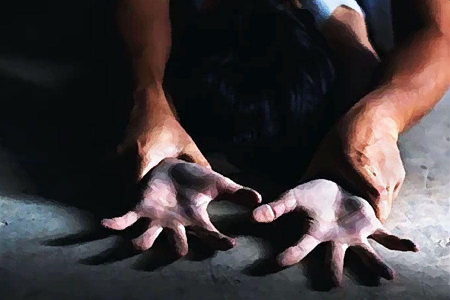 সেখান থেকে এক ১৯ বছরের এক তরুণীকে ধর্ষণের ঘটনা প্রকাশ্যে আসে। আলওয়ার জেলার থানাগজী এলাকার ঘটনা। ঘটনার কথা প্রকাশ্যে আসতেই প্রতিবেশীরা অভিযুক্ত যুবক আর তাঁর পরিজনদের উপর হামলা চালান। স্থানীয়দের হামলায় অভিযুক্ত যুবক, অভিযুক্তের মা, ভাই-সহ মোট পাঁচজন আহত হন।