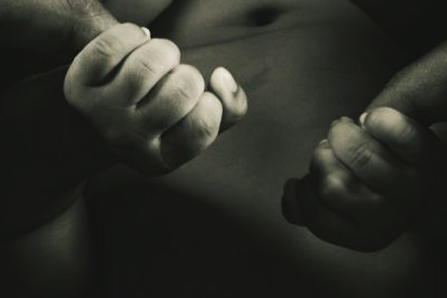 মেয়েটির কান্নার আওয়াজ শুনে স্থানীয়রা ওই শিশুকন্যাকে ঘটনাস্থল থেকে উদ্ধার করে এবং তাঁকে স্থানীয় একটি হাসপাতালে ভর্তি করা হয়। তাদের দাবি ছিল, মেয়েটিকে শেষ বার ওই জেলখাটা ওই ব্যক্তির সঙ্গে দেখা গিয়েছিল। তাই যাবতীয় সন্দেহ ওই ব্যক্তির ওপর গিয়ে পড়ে। স্থানীয় মহিলারা তাঁকে স্থানীয় গ্রামে ধরে ফেলেন। তাঁকে গাছে বেঁধে চলে উত্তম-মধ্যম প্রহার। ঘটনার ভিডিও সমাজমাধ্যমে ভাইরাল হয়েছিল। এমন ভাবে ওই ব্যক্তিকে মারা হচ্ছিল যে, তিনি ঘটনাস্থলে অচৈতন্য হয়ে পড়েন। তাঁকে উদ্ধার করে হাসপাতালে নিয়ে যাওয়া হলে চিকিৎসকরা তাঁকে মৃত বলে ঘোষণা করেন।