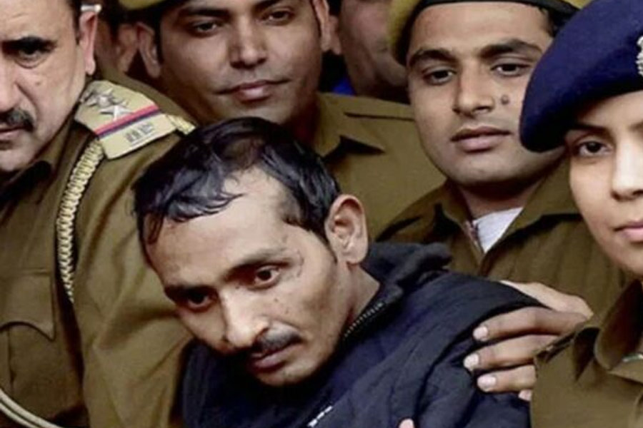 ভারত কালীচরণ। ওরফে আক্কু যাদব। ২০০৪ সালের ১৩ অগস্ট এজলাসের মধ্যেই মামলা চলাকালীন গণপিটুনি দিয়ে তাঁকে মেরে ফেলেছিলেন অন্তত ২০০ মহিলা। দাঁড়িয়ে দেখা ছাড়া কিছু করার ছিল না পুলিশের। কালীচরণকে বাঁচাতে গুরুতর জখম হয়েছিলেন  বেশ কয়েক জন পুলিশকর্মীও।