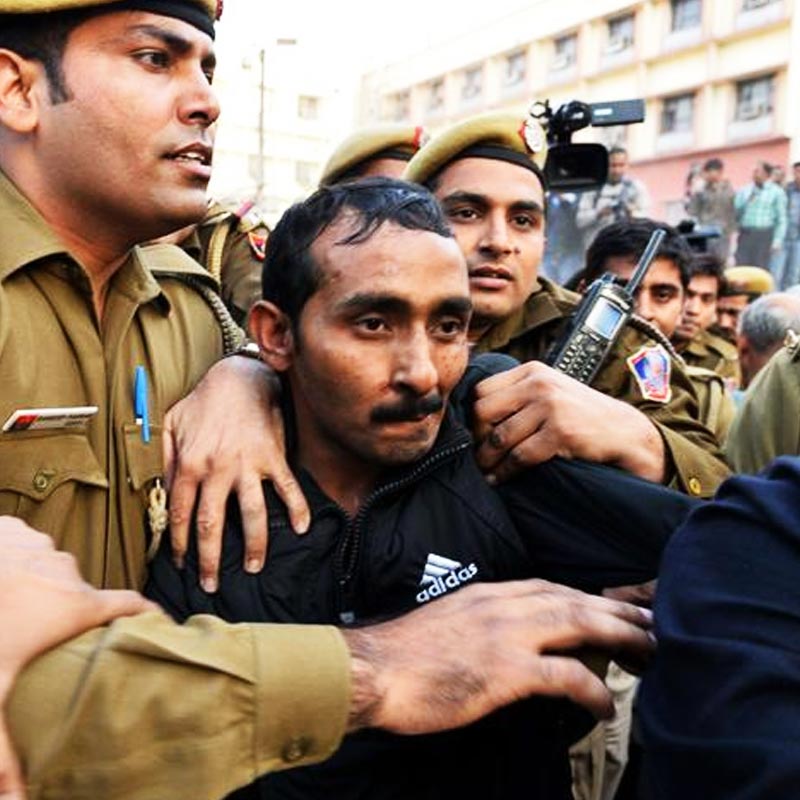 ওই দিনই ছেড়ে দেওয়া হতে পারে কালীচরণকে, মুখে মুখে রটে যায় সেই খবর। পুলিশ চেয়েছিল, রায় বার হওয়ার পরেও কিছু দিন তাঁকে হেফাজতে রাখবে। তার পর পরিস্থিতি শান্ত হলে তাঁকে মুক্তি দেবে। তা আর হয়নি।