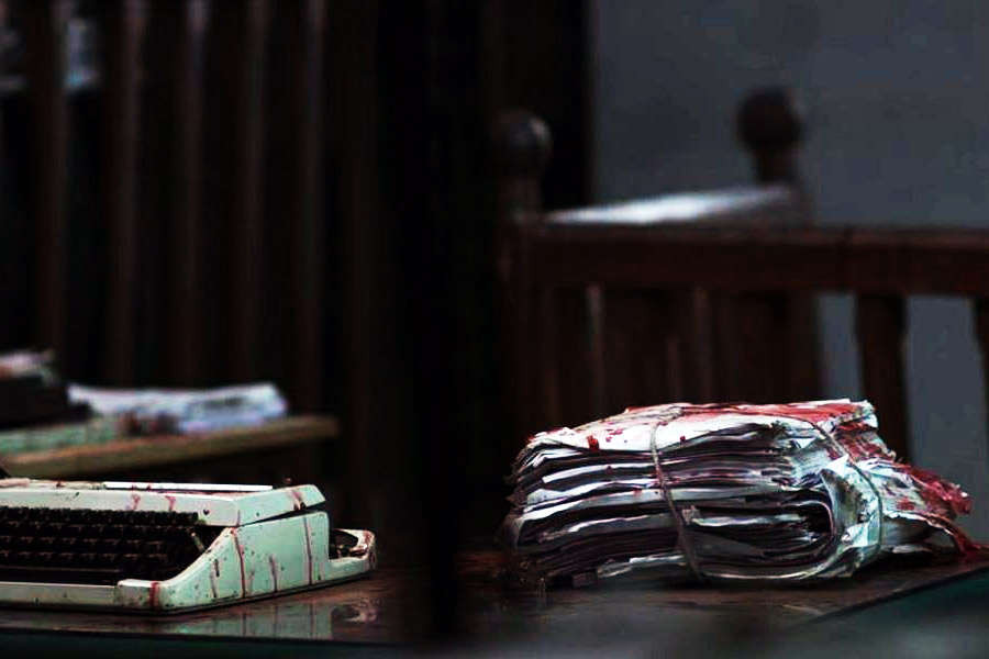 কালীচরণের মুক্তির সম্ভাবনার খবর জানতেই আশপাশের বস্তি থেকে অন্তত ২০০ মহিলা হাজির হন এজলাসে। বসে পড়েন দর্শকাসনে। হাতে লুকিয়ে রাখেন সব্জি কাটার ছুরি আর লঙ্কা গুঁড়ো।