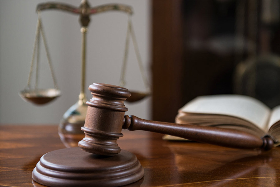 দুপুর ২টো ৩০ মিনিট। এজলাসে ঢোকেন কালীচরণ। মুখে এতটুকু অপরাধবোধ ছিল না তাঁর। হাসতে হাসতে কাঠগড়ায় ওঠেন।