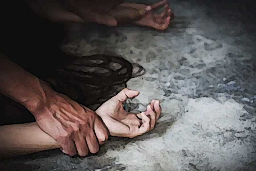 দর্শকাশনে তখন বসে ছিলেন এক তরুণী, যাঁকে ধর্ষণ করেছিলেন কালীচরণ। নির্যাতিতাকে দেখে হাসতে শুরু করেন। সকলের সামনেই ‘যৌনকর্মী’ বলেন। জোর গলায় জানান, জেল থেকে ছাড়া পেলে আবারও ধর্ষণ করবেন। শুনে হাসতে শুরু করে পুলিশও।