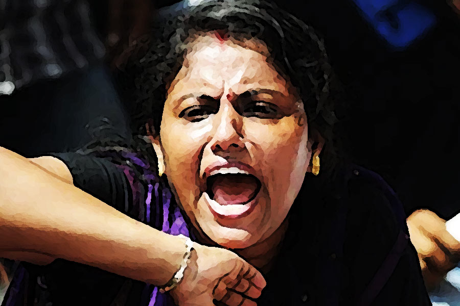 তখনই ছুটে আসেন এক মহিলা। কালীচরণের মাথায় চটি মারতে থাকেন। বলেন, ‘‘হয় তুই থাকবি পৃথিবীতে, নয়তো আমি।’’