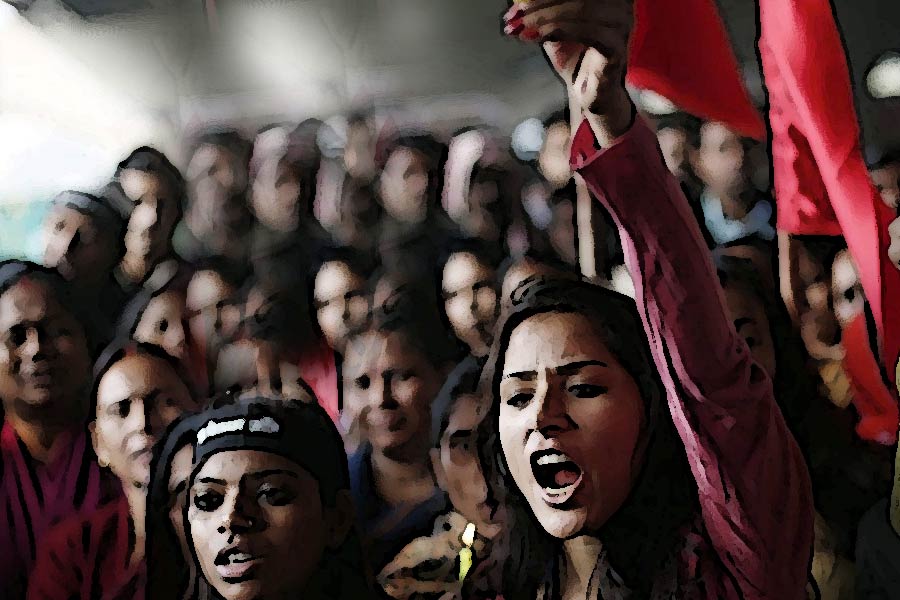 আচমকাই যেন বাঁধ ভেঙে যায়। কোথা থেকে জলস্রোতের মতো ছুটে আসেন ২০০ মহিলা। অন্তত ৭০ বার কোপানো হয়েছিল কালীচরণকে। মুখে ছিটিয়ে দেওয়া হয়েছিল লঙ্কা গুঁড়ো। পাথর দিয়ে থেঁতলানো হয়েছিল মুখ।