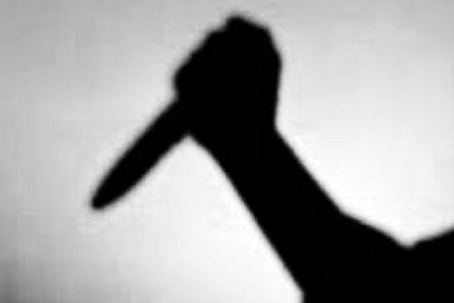 এক মহিলা কেটে নিয়েছিলেন কালীচরণের যৌনাঙ্গ। ভয়ে পালিয়ে যান পুলিশকর্মীরা।