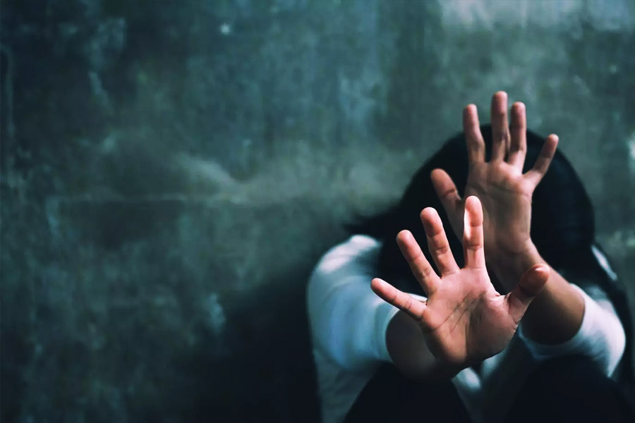 ১৯৭১ সালে জন্মেছিলেন কালীচরণ। অন্তত তিন জনকে খুনের অভিযোগ ছিল তাঁর বিরুদ্ধে। বাড়ি বাড়ি ঢুকে ডাকাতি ছিল নিত্য দিনের কাজ। অন্তত ৪০ জন মহিলাকে ধর্ষণ করেছিলেন বলে অভিযোগ। তাঁদের মধ্যে ছিল ১০ বছরের মেয়েও।