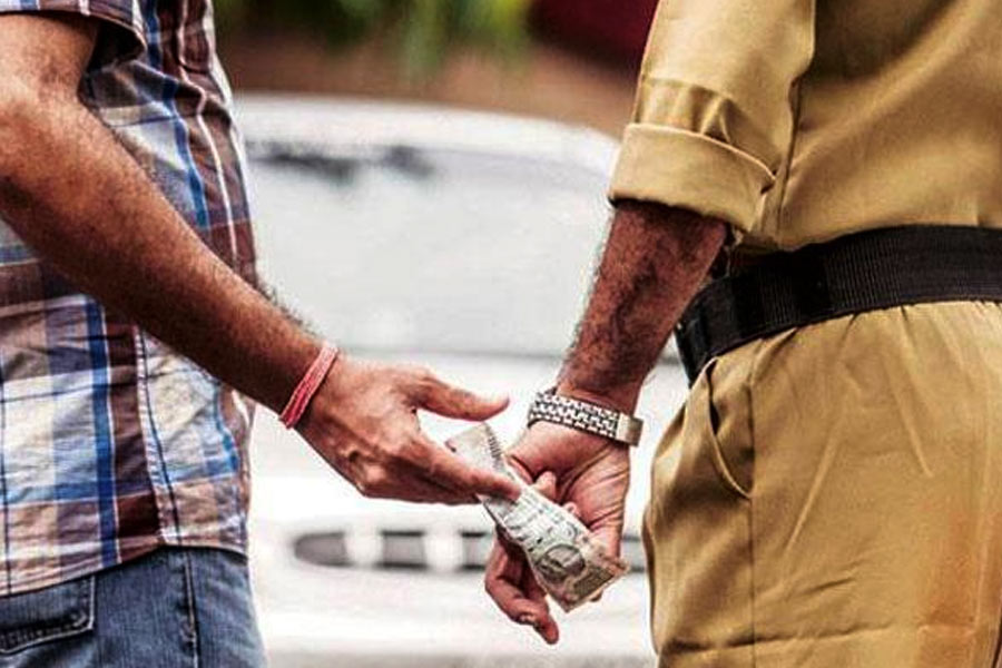 ডাকাতি, ছিনতাইয়ে কেউ বাধা দিতে এলে কালীচরণ এবং তাঁর সঙ্গীরা গণধর্ষণ করতেন বলে অভিযোগ। পুলিশকে নিয়মিত ঘুষ দিয়ে অপরাধ চাপা দিতেন বলেও অভিযোগ ছিল। তাঁর নিশানা ছিল মূলত কস্তুরবা নগরের দলিত পরিবারগুলি। যখন তখন বাড়িতে চড়াও হয়ে টাকা চাইতেন বলেও অভিযোগ।