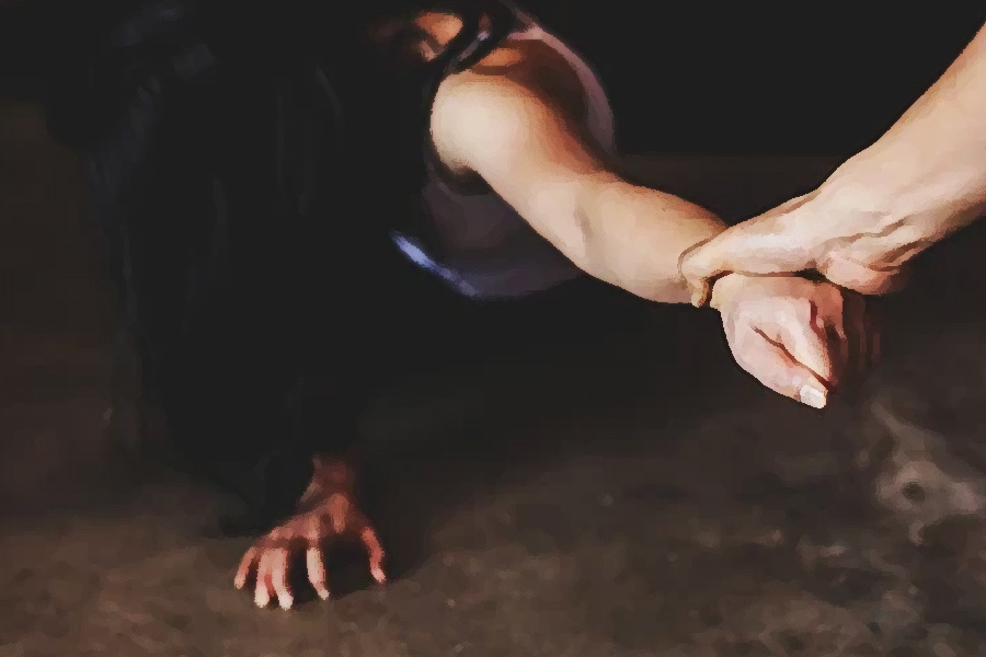 তবে কস্তুরবা নগর সব থেকে খেপেছিল ধর্ষণের কারণে। অভিযোগ, ১২ বছরের কিশোরীকে তুলে নিয়ে গিয়ে পরিত্যক্ত জায়গায় গণধর্ষণ করেছিলেন কালীচরণ ও তাঁর সঙ্গীরা। বলা হয়ে থাকে, কস্তুরবা নগরের প্রতি ঘরে ঘরে এক জন করে নির্যাতিতা ছিলেন, যাঁদের ধর্ষণ করেছিল কালীচরণ।