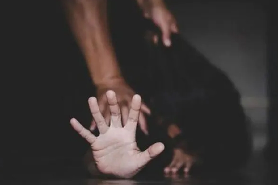 সাত মাসের এক সন্তানসম্ভবাকে রাস্তায় টেনে এনে বেআব্রু করেছিলেন কালীচরণ বলে অভিযোগ। এর পর প্রকাশ্যে ওই মহিলাকে গণধর্ষণ করেন কালীচরণ ও তাঁর সঙ্গীরা।