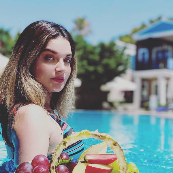 ইমরান গুলিবিদ্ধ হওয়ার পর অনেক খ্যাতনামীও টুইট বার্তা দিয়ে ইমরানের দ্রুত সুস্থতা কামনা করেছেন। ইমরানের জন্য প্রার্থনা করা মানুষদের তালিকা বেশ লম্বা। সেই তালিকায় রয়েছে পাকিস্তানি অভিনেত্রী আরমিনা খানের নামও।