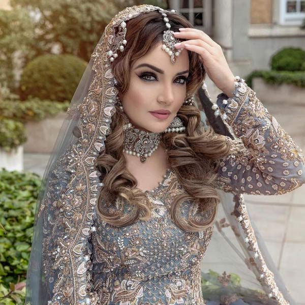 কানাডার টরন্টোতে এক পাকিস্তানি পরিবারে আরমিনার জন্ম। বাবা-মায়ের তিন মেয়ের মধ্যে আরমিনা মেজো। টরন্টোতে তাঁর বাবার ব্যবসা ছিল। টরন্টোতেই তাঁর ছোটবেলা কাটে। পরে পরিবার ম্যানচেস্টারে চলে যায়। উচ্চশিক্ষাও ম্যানচেস্টারেই।