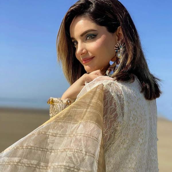 ‘ইউনিভার্সিটি অফ ম্যানচেস্টার’ থেকে ‘বিজ়নেস অ্যাডমিনিস্ট্রেশন’ নিয়ে স্নাতক এবং স্নাতকোত্তর ডিগ্রি পাওয়ার পর তিনি পড়াশোনার পাট চোকান।