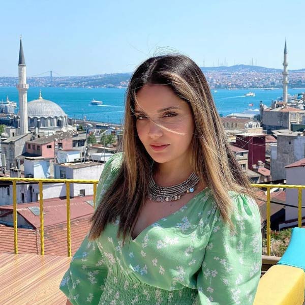 ব্রিটেনের স্বল্পদৈর্ঘ্যের ছবি ‘রিদ’-এ অভিনয় করেন আরমিনা। সেই স্বল্পদৈর্ঘ্যের ছবি ২০১৩-র কান চলচ্চিত্র উৎসবে দেখানো হয়েছিল। তিনিই প্রথম পাকিস্তানি অভিনেত্রী, যিনি কান চলচ্চিত্র উৎসবে অংশগ্রহণ করেছিলেন।