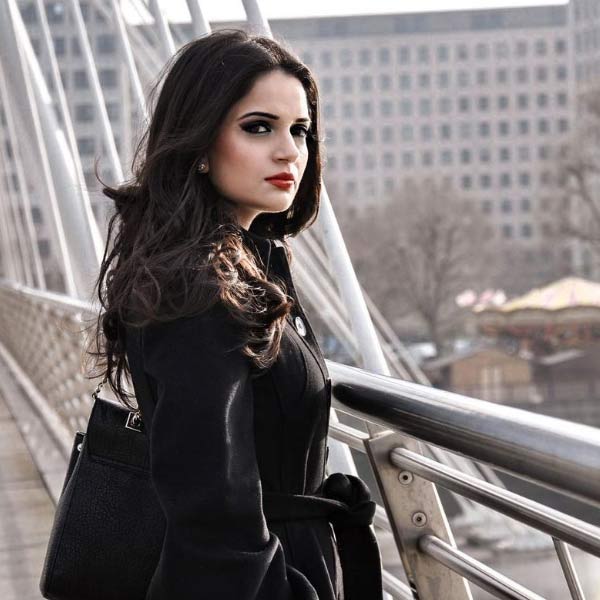 পরে ‘স্ট্রেঞ্জার উইদিন মি’ নামে আরও এক স্বল্প দৈর্ঘ্যের ছবিতে অভিনয় করেন আরমিনা।