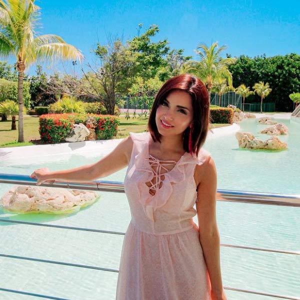 পাকিস্তানি নায়িকা হলেও পূর্ণদৈর্ঘ্যের ছবিতে আরমিনার হাতেখড়ি কিন্তু হিন্দি ছবির হাত ধরে। এই হিন্দি সিনেমার নাম ছিল ‘উফফ্‌! ইটস্‌ টু মাচ’।