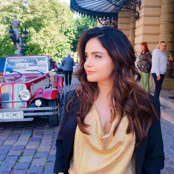 পুষ্কর যোগ অভিনীত এবং পরিচালিত এই হিন্দি সিনেমা বক্স অফিসে মুখ থুবড়ে পড়ে। এই ছবিই আরমিনা অভিনীত একমাত্র হিন্দি ছবি।