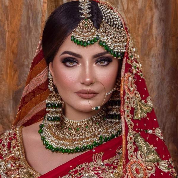 ২০১৭-র জুলাই মাসে ব্রিটেনের ব্যবসায়ী ফেসিল খানের সঙ্গে বাগ্‌দানের কথা ঘোষণা করেন আরমিনা। বিয়ে করেন ২০২০-র ১৪ ফেব্রুয়ারিতে।