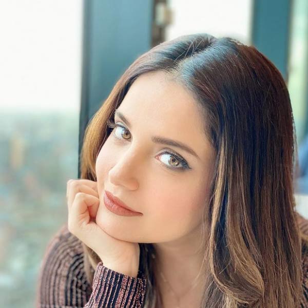 অভিনেত্রীর মতে, তিনি পাকিস্তান এবং কানাডার দ্বৈত নাগরিকত্ব ধারণ করেন। তিনি ইংরেজি ও উর্দুতে সাবলীল এবং আরবিও পড়তে পারেন বলে অভিনেত্রী জানিয়েছিলেন।