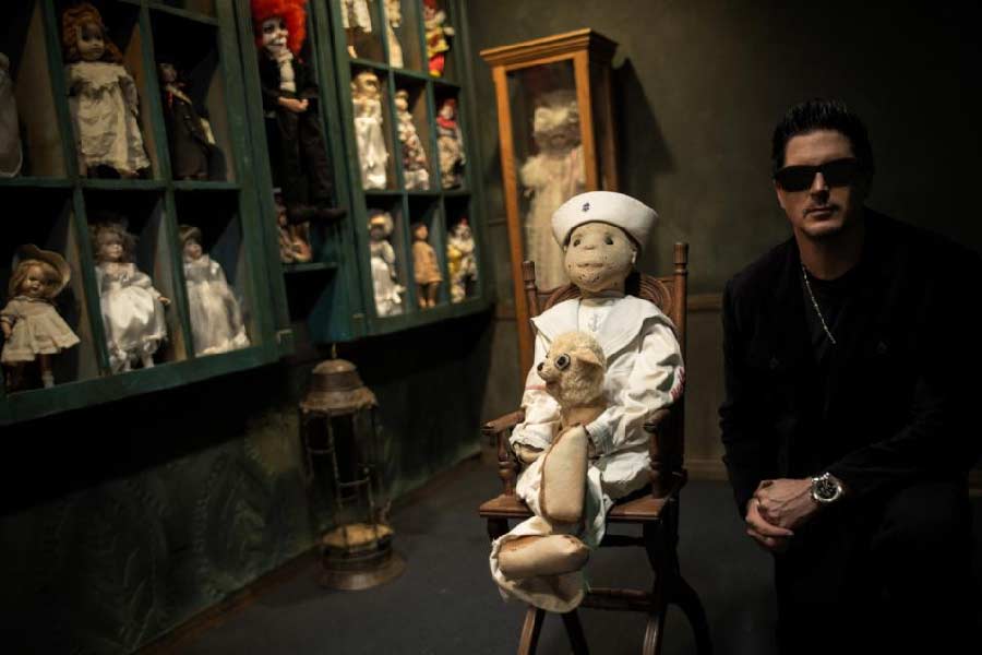 নেশা ধরানো নৈশজীবন হোক বা জুয়া খেলার ‘স্বর্গ’, ক্যাসিনো-রেস্তরাঁ-হোটেল থেকে ঝাঁ-চকচকে শপিং মল— লাস ভেগাসে ছড়িয়েছিটিয়ে রয়েছে বিনোদনের নানা উপকরণ। তবে আমেরিকার এ শহরে রয়েছে একটি গা ছমছমে সংগ্রহশালাও। তার টানেও নাকি অনেকে পা রাখেন লাস ভেগাসে। কী কী রয়েছে এই মিউজ়িয়ামে? কেনই বা এতে ঢুকলে ভয়ে কেঁপে ওঠেন অনেকে?