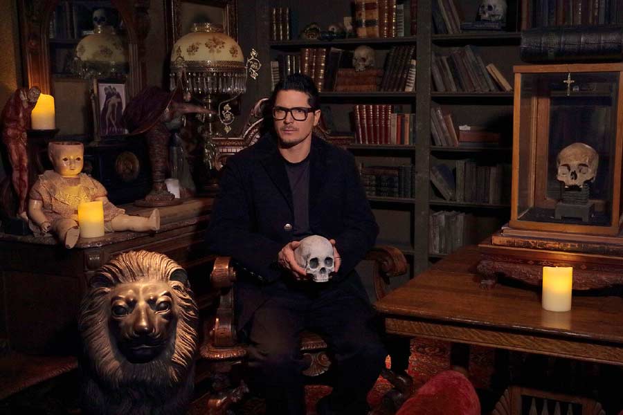 হাজার হাজার বর্গফুট জুড়ে ছড়িয়ে থাকা এ মিউজ়িয়ামে রয়েছে এমন এক ‘ভূতুড়ে’ পুতুল, যার দিকে তাকালেই নাকি প্রচণ্ড মাথাযন্ত্রণা শুরু হয়। অনেকের আবার বুকে ব্যথা করে। রয়েছে সেই চেয়ারটি, যাতে নাকি শেষ সময়ে বসেছিলেন প্রয়াত পপ-তারকা মাইকেল জ্যাকসন। মিউজ়িয়াম জুড়ে এ ধরনের নানা সামগ্রীর ‘কুখ্যাতির’ কথা ফুটে উঠেছে টেলিভিশনে পর্দায়। খ্যাতি এনে দিয়েছে জ়াককেও।