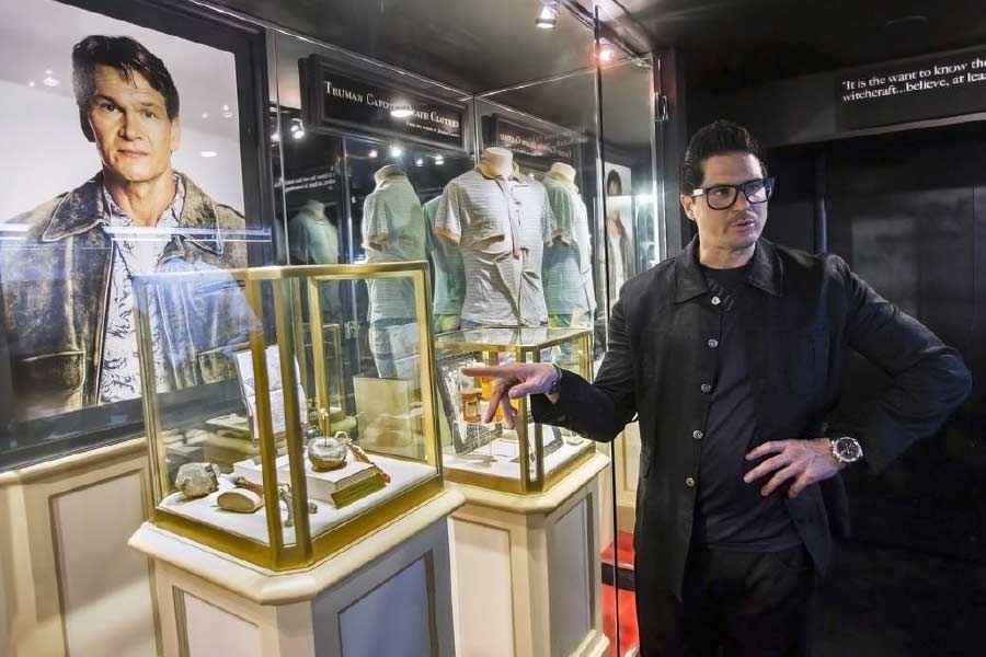 তাঁর টুপিতে অবশ্য আরও একটি পালক রয়েছে। নিজেকে ‘প্যারানর্মাল ইনভেস্টিগেটর’ হিসাবে পরিচয় দিতেও ভালবাসেন জ়াক। ভূত ধরে বেড়ানোই যাঁর নেশা। এর উপরে বেস্টসেলার বইও লিখে ফেলেছেন।