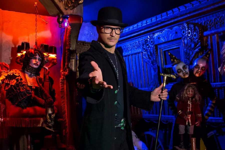 ঘিয়ে রঙের ওই চেয়ারটি থাকত মাইকেলের শোয়ার ঘরে, ঠিক তাঁর বিছানার কাছেই। লস অ্যাঞ্চেলেসের হোমবি হিলসের প্রাসাদে পপ-তারকার শেষ সময়ে তাঁকে পরীক্ষা করেছিলেন চিকিৎসক কনরাড মারে। মাইকেলের মৃত্যুতে কনরাডের ভূমিকাও এককালে আতশকাচের তলায় ছিল।