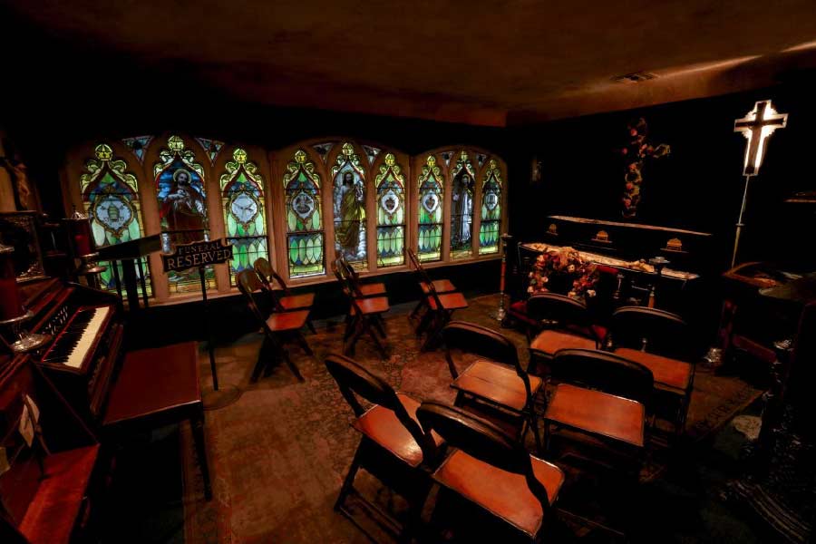 জ়াকের মিউ়জ়িয়ামে পর্যটকদের সবচেয়ে টানে বোধ হয় ‘পেগি ডল’। অনেকের দাবি, দুনিয়ার সবচেয়ে ভূতুড়ে পুতুল এটি। একটি অর্ধচন্দ্রাকৃতি খোপে বসানো হয়েছে পুতুলটিকে। সাদাটে ফ্রকের নিরীহ চেহারার একটি বাচ্চার মুখের আদলের এই পুতুলটিকে দেখলেই নাকি বুকে ব্যথা, মাথা ধড়ফড় করা শুরু হয়।