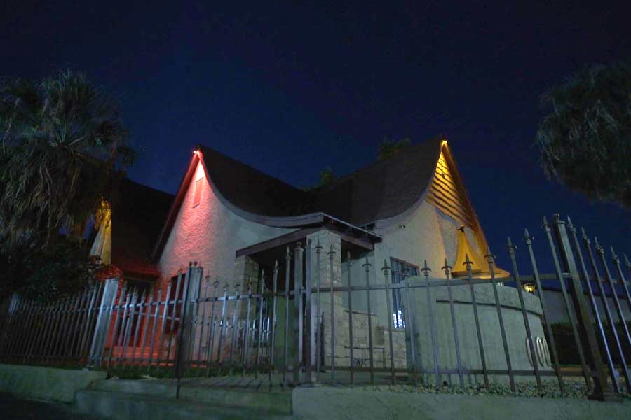 ‘পেগি ডলের’ মধ্যে নাকি দুষ্ট আত্মা বাসা বেঁধে রয়েছে। জ়াকের টেলি-সিরিজ়ে যত বার পেগির মুখ ভেসে উঠেছে, তত বারই নাকি দর্শকেরা অস্বস্তিতে পড়েছেন। তাঁদের গা শিরশির করে উঠেছে। এক বার নাকি টিভিতে পেগিকে দেখার পর হার্ট অ্যাটাক হয়েছিল এক মহিলার। তা নিয়েও শিরোনামে উঠে এসেছিল এই পুতুলটি।