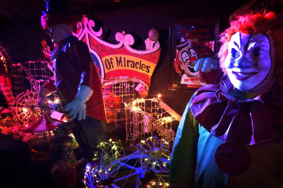 সে বছর ‘শয়তানের’ চেয়ারে বসার পর নাকি এক বার অদ্ভুত অভিজ্ঞতা হয়েছিল খোদ জ়াকের। তাঁর দাবি ছিল, ‘‘শয়তানের চেয়ারে বসার পর আমার পিঠ জুড়ে এতটাই ব্যথা করতে শুরু করে যে রাতে ঘুমাতে পারিনি। অনেক দিন পর্যন্ত সে ব্যথা ছিল। অথচ এমন কোনও ভারী জিনিসও তুলিনি।’’